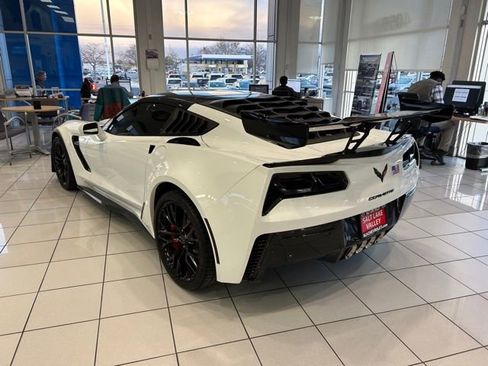 Used 2016 Chevrolet Corvette Z06 w/ 3LZ Preferred Equipment Group image 6