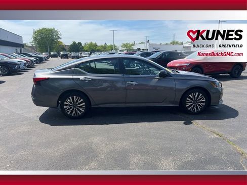 Used 2025 Nissan Altima 2.5 SV FWD image 2