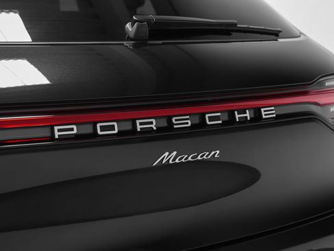 Certified 2024 Porsche Macan AWD/4WD image 19