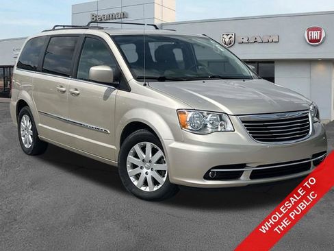Used 2014 Chrysler Town & Country Touring FWD image 1