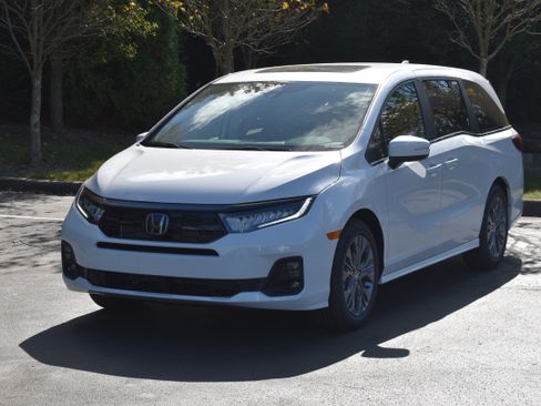 New 2026 Honda Odyssey Touring image 3