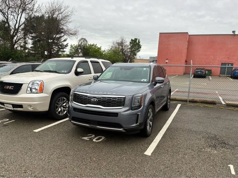 Used 2020 Kia Telluride EX w/ EX Premium Package AWD/4WD image 3