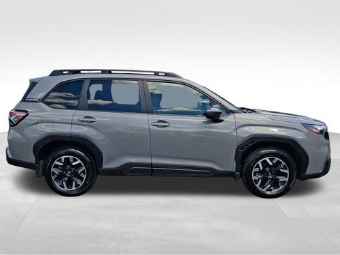 Used 2025 Subaru Forester Premium AWD/4WD image 7