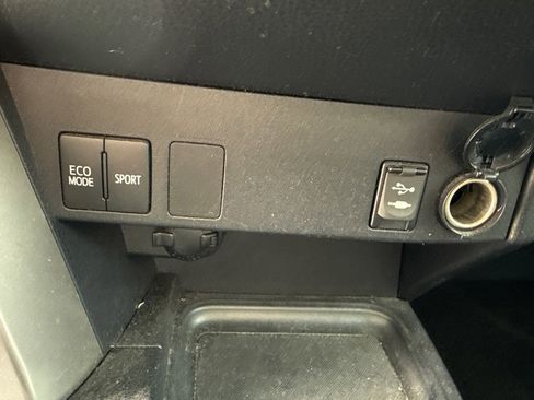 Used 2018 Toyota RAV4 LE image 12