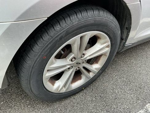 Used 2018 Ford Taurus SE FWD image 16