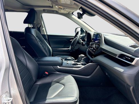 Used 2024 Toyota Highlander XLE FWD image 16