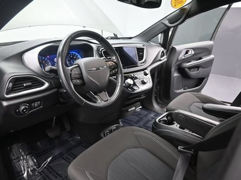 Used 2020 Chrysler Pacifica Touring w/ Advanced Safetytec Group FWD image 14