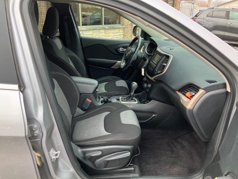 Used 2018 Jeep Cherokee Latitude w/ Cold Weather Group image 14