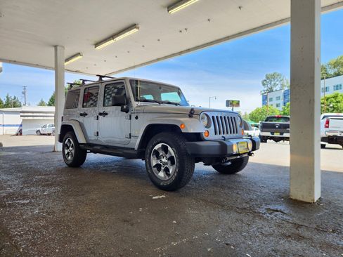 Used 2013 Jeep Wrangler Unlimited Sahara w/ Connectivity Group AWD/4WD image 7