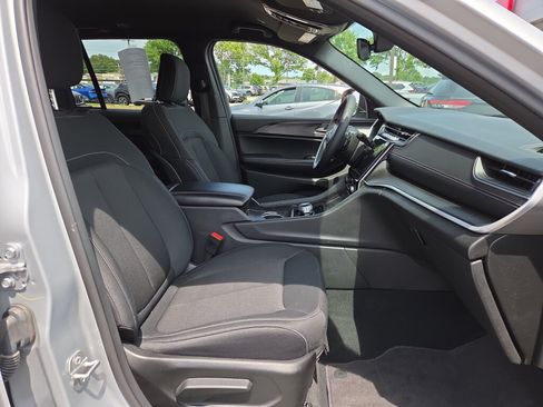 Used 2025 Jeep Grand Cherokee Laredo RWD image 15
