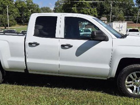 Used 2017 Chevrolet Silverado 1500 Custom w/ Custom Convenience Package RWD image 2