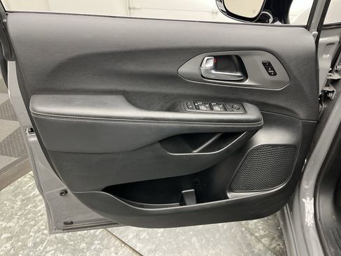 Used 2025 Chrysler Pacifica Select image 6