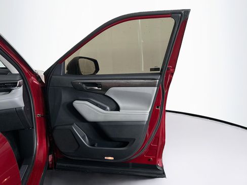 Used 2022 Toyota Highlander Limited image 35