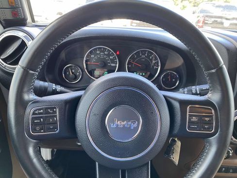 Used 2016 Jeep Wrangler Unlimited Sahara w/ Connectivity Group AWD/4WD image 33