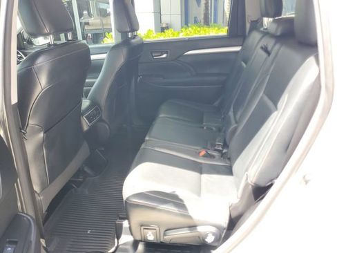 Used 2017 Toyota Highlander XLE image 12