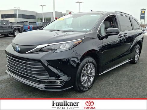 Certified 2025 Toyota Sienna XLE image 3