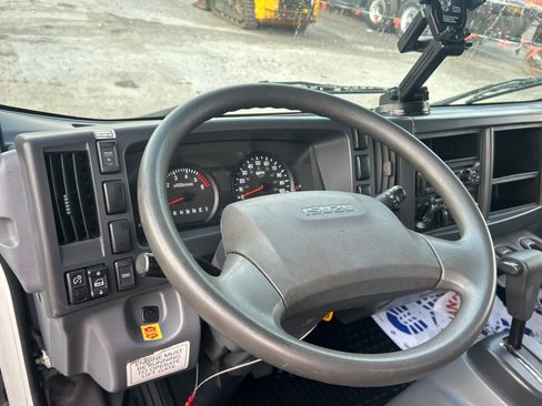 Used 2018 Isuzu NPR RWD image 12