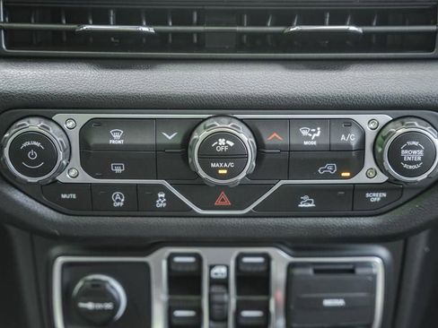 New 2025 Jeep Gladiator Sport image 25