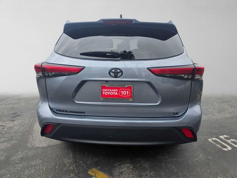 Used 2023 Toyota Highlander LE FWD image 4