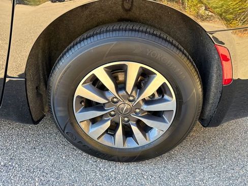 Used 2023 Chrysler Pacifica Limited image 17