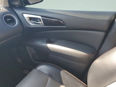 Used 2020 Nissan Pathfinder SL FWD image 14
