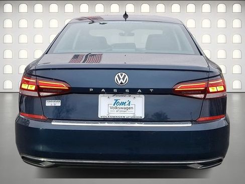 Used 2021 Volkswagen Passat 2.0T SE FWD image 5