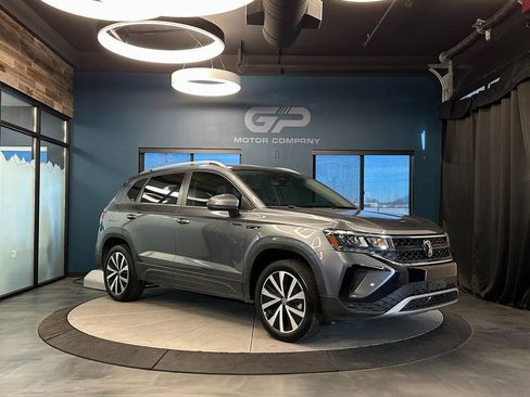 Used 2024 Volkswagen Taos SE w/ MDO Package image 1