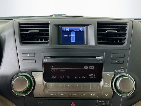 Used 2012 Toyota Highlander SE w/ Tow Pkg image 16
