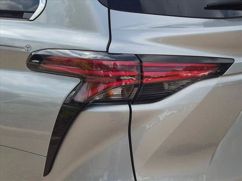 Used 2023 Toyota Sienna Platinum FWD image 6