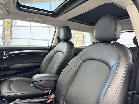 Used 2022 MINI Cooper 2-Door Hardtop w/ Premium Package image 10