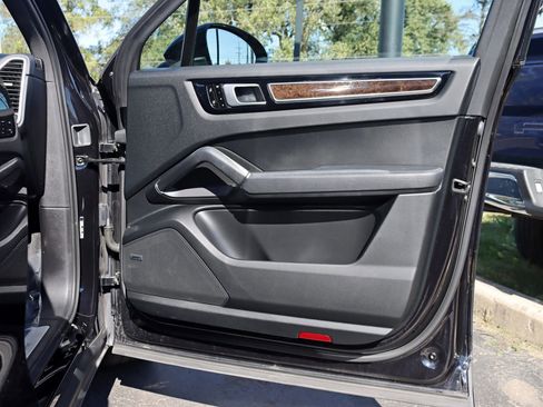 Used 2020 Porsche Cayenne AWD/4WD image 34