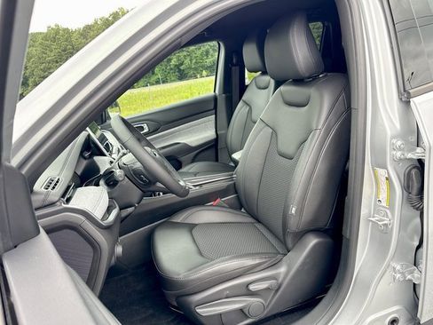 Used 2025 Jeep Compass Latitude image 11