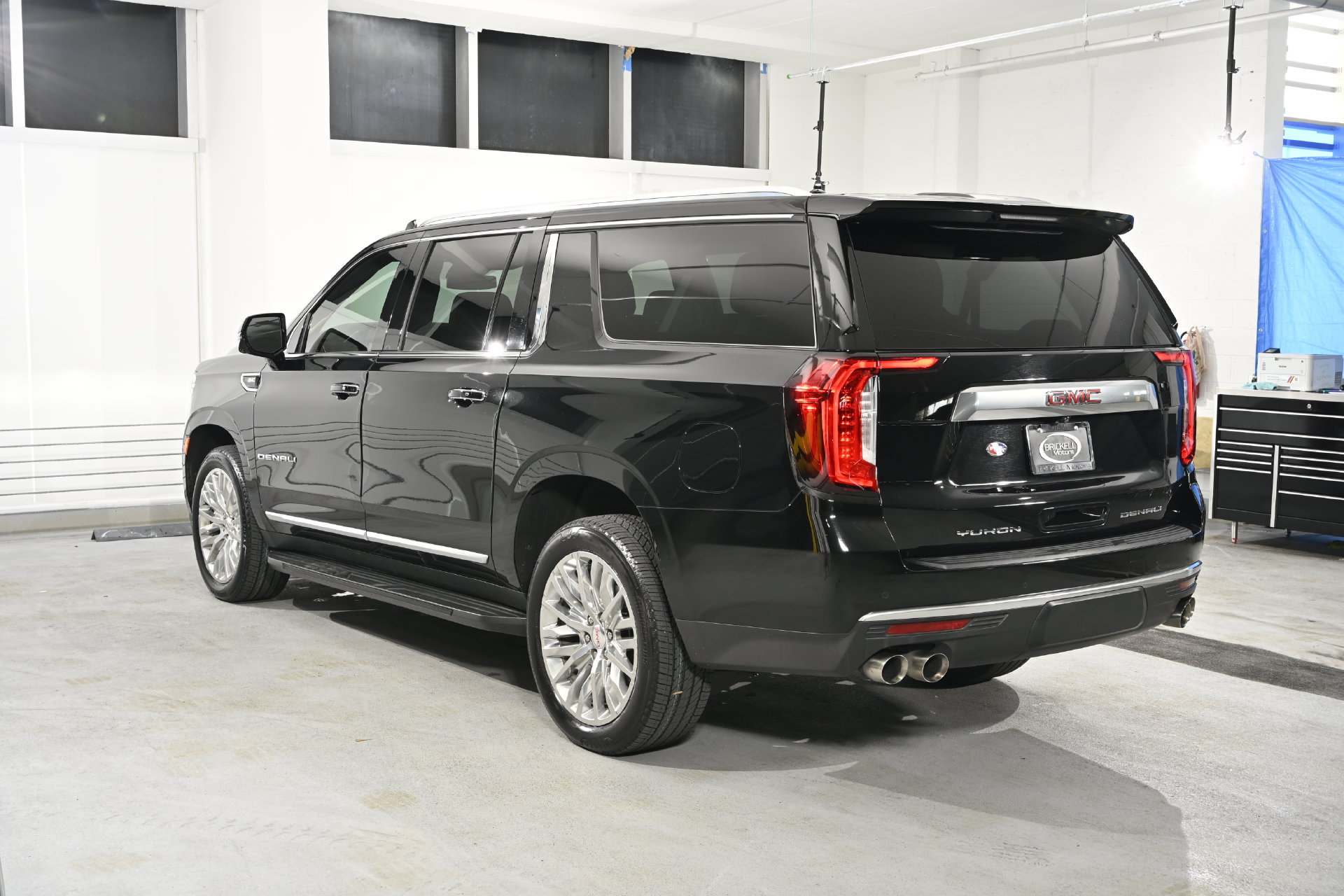 Used 2023 GMC Yukon XL Denali RWD image 3