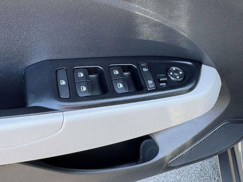 Used 2025 Hyundai Venue SEL FWD image 18