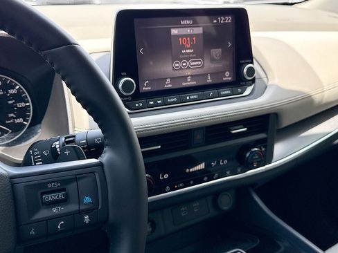 Used 2025 Nissan Rogue SV w/ SV Premium Package FWD image 28