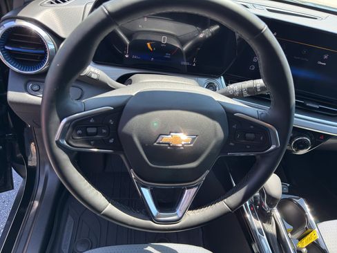 Used 2025 Chevrolet Trax LT w/ LT Convenience Package FWD image 16