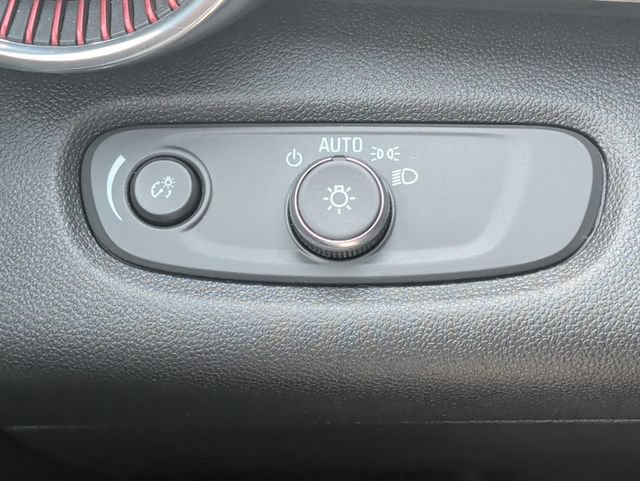 Used 2025 Chevrolet Trax RS FWD image 21
