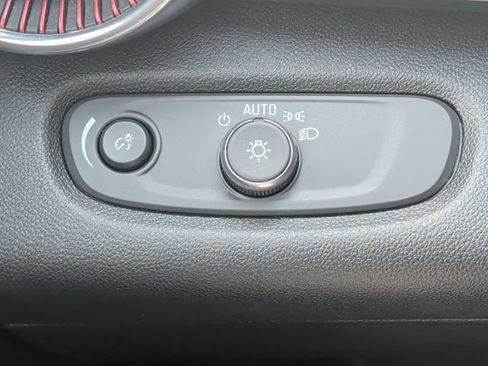 Used 2025 Chevrolet Trax RS FWD image 21