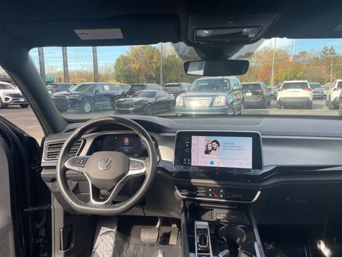 Used 2025 Volkswagen Atlas Cross Sport SE image 30