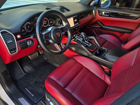 Used 2021 Porsche Cayenne S w/ Premium Package Plus image 10