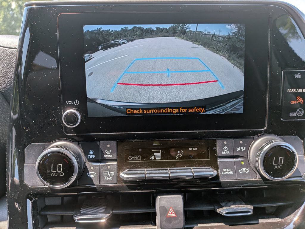Used 2023 Toyota Highlander LE FWD image 21