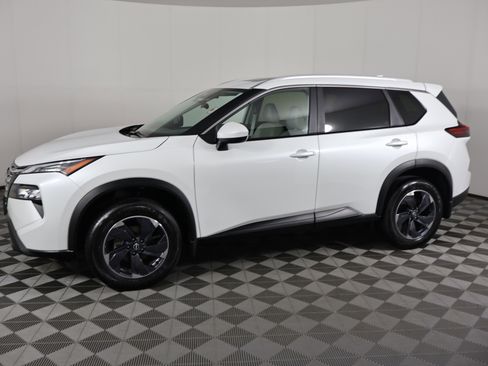 Used 2025 Nissan Rogue SV w/ SV Premium Package image 9