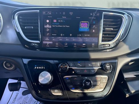 Used 2025 Chrysler Pacifica Select FWD image 12