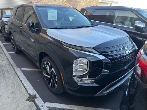 Used 2025 Mitsubishi Outlander 4WD Plug-In Hybrid image 2
