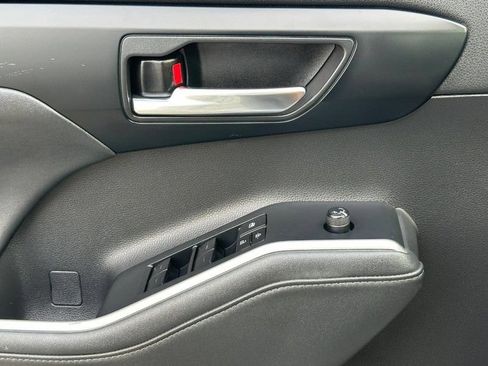 Used 2022 Toyota Highlander XLE AWD/4WD image 28