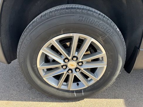 Used 2023 Chevrolet Traverse LT image 10