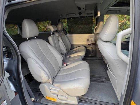 Used 2012 Toyota Sienna XLE w/ Premium Pkg FWD image 14