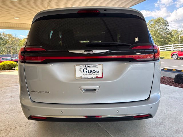 Used 2023 Chrysler Pacifica Touring-L FWD image 7