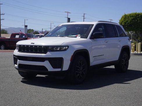 New 2026 Jeep Grand Cherokee Altitude image 8