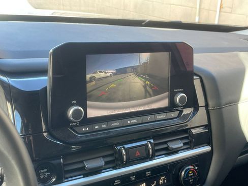 Used 2025 Nissan Pathfinder SV image 17